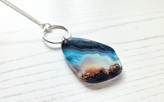 Pebble pendant with hammered hoop, blue swirl print