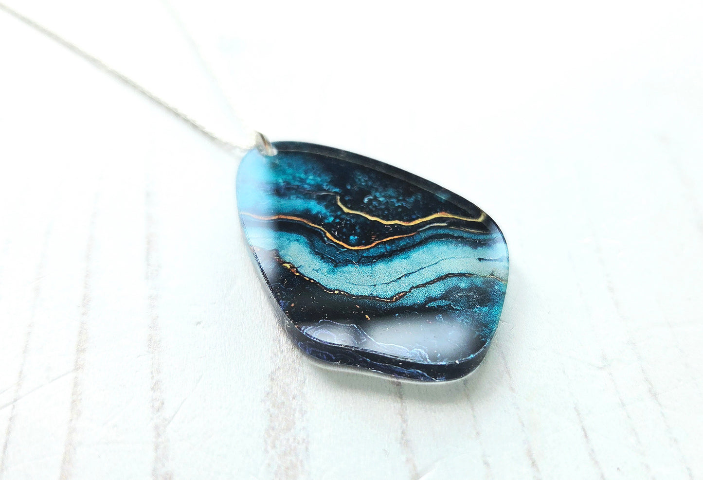 Pebble pendant, natural blue ripple