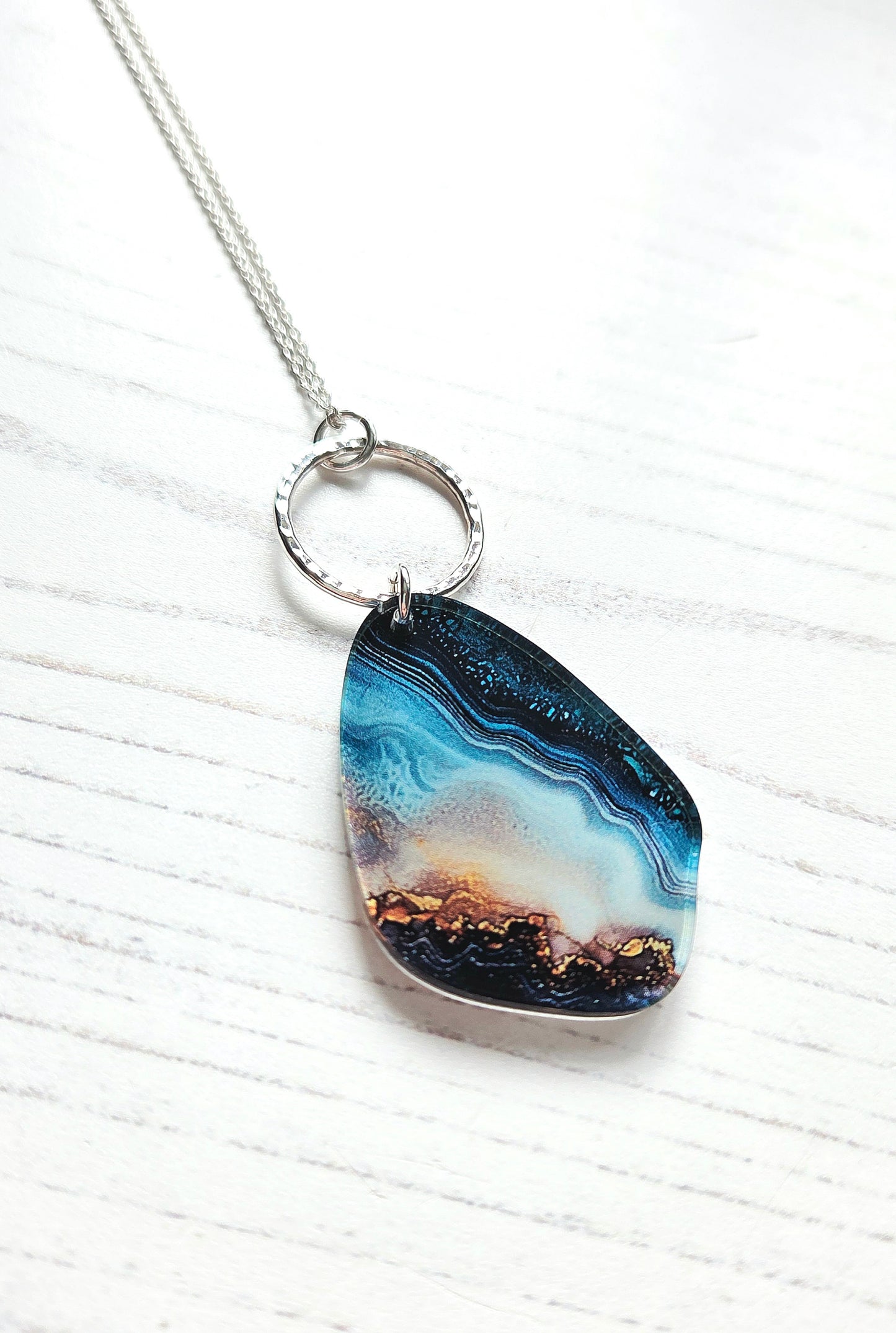 Pebble pendant with hammered hoop, blue swirl print