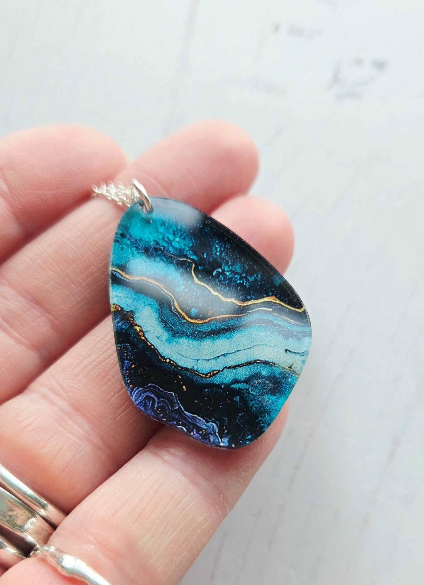 Pebble pendant, natural blue ripple