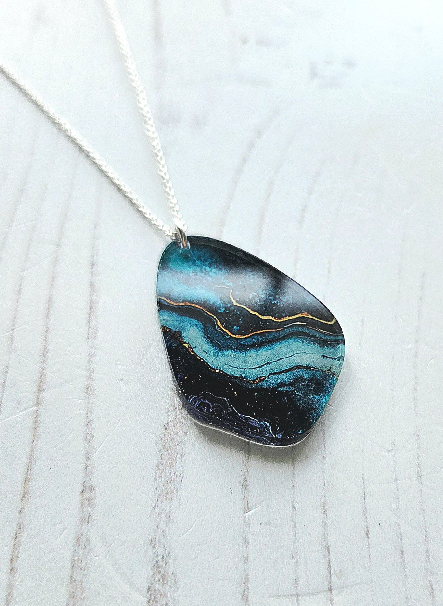Pebble pendant, natural blue ripple